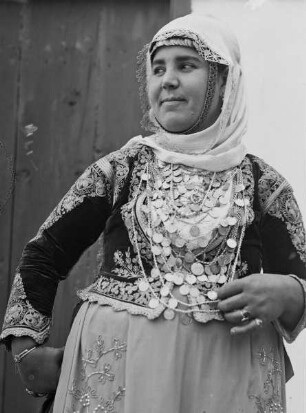 Frau in griechischer Tracht