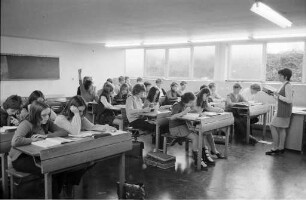 Unterbringung von Schülerinnen und Schülern des Otto-Hahn-Gymnasiums in Kellerräumen der Heinrich-Köhler-Schule in Rintheim