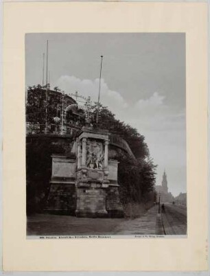 Das Moritz-Monument an der Brühlschen Terrasse, im Hintergrund links die Witwe Agnes von Hessen und rechts die Kurfürstin Anna von Dänemark