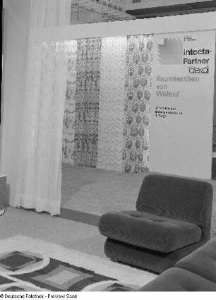 Raumaufnahme mit Aufsteller von "intecta-Partner"