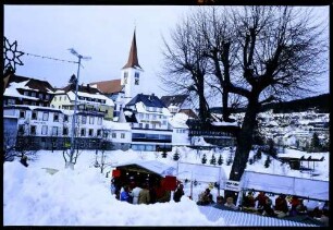Schonach: Ortsbild mit Kirche, Vordergrund Weihnachtsmarkt