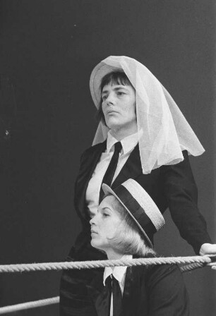 Szenenbilder aus "Aufstieg und Fall der Stadt Mahagonny", Oper von Kurt Weill mit Libretto von Bertolt Brecht. Brechtabend II "Mahagonny" im Berliner Ensemble, 09.02.1963