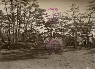 Steinbrücke beim Hachimanschrein in Kamakura : Weltreisen. Steinbrücke beim Hachimanschrein in Kamakura. Ansicht mit junger Mutter