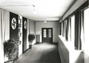 Nassau/Erzgebirge, Schule, Inneres, Flur, Wandschmuck, von Hakenkreuzen und Kübelpflanzen flankierte nationalsozialistische Propaganda "Du bist nichts - Dein Volk ist alles"