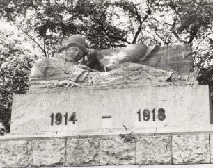 Denkmal für die Gefallenen des 1. Weltkrieges : Denkmal für die Gefallenen des 1. Weltkrieges. Kalkstein? (nach 1918). Gefallener. Bad Düben, Kurpark