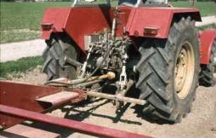 Fotografie: Traktor, Antriebs- und Anbausystem, Ackerschiene, Gelenkwelle