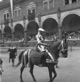Turnierspiele 1936 : Dresden, Stallhof, Turnierspiele. Aufritt zum Turnier, Ritter mit Stechhelm