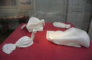 Serviettenfaltkunst. Dresden-Pillnitz, Kunstgewerbemuseum. 2007.06.30-10.31. Figürliche Faltungen von J. Sallas
