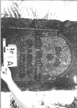 Grabstein 70 (Index: 100084975) Maße HxBxT: 124x60x35 cm Beschreibung: Stele, rustica, Schriftplatten mit eingezogenem Rundbogenabschluß: Grabstein 70A (Detailaufnahme 1)