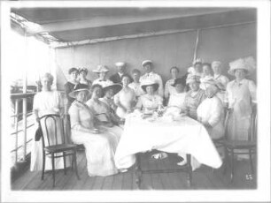 Kreuzfahrten der Hamburg-Amerika Linie, Bordaufnahmen. Teeparty an Deck eines Hochseepassagierdampfers (vermutl. Cleveland)