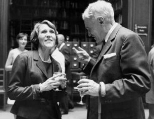 Gerda Panofsky-Soergel im Gespräch mit Werner Gross im Zentralinstitut für Kunstgeschichte in München nach der Überreichung der Insignien des Ordens "Pour le mérite für Wissenschaften und Künste" an Erwin Panofsky