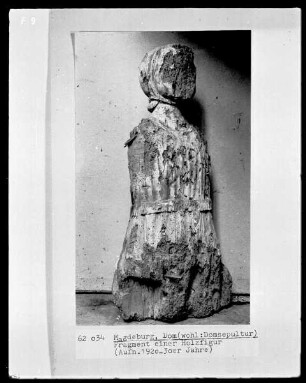 Fragment einer Holzskulptur