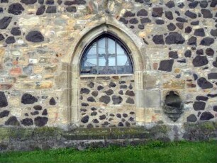 Evangelische Kirche - Kirchturm (frühgotisch 13 Jhd) von Westen-Erdgeschoß mit vermauertem gotischen Eingang sowie Weihwasserbecken