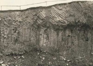 Basalt vom Alten Hutberg bei Ostritz/Oberlausitz. Zwei Basaltdecken über- einander