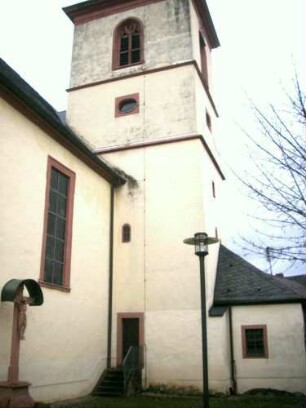 Ansicht von Südwesten mit Kirchturm (im Kern Romanisch - 1600 erhöht - Grundriss querrechteckig) sowie Sakristei und Langhaus (1651 auf Vorgänger neu erbaut)