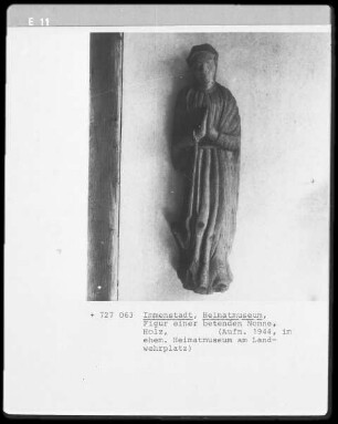 Figur einer betenden Nonne