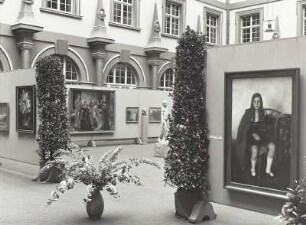 Sigrid : Ausstellung im Lichthof des Neuen Rathauses. Raumaufnahme mit Gemälde "Sigrid" (um 1935; L. Dathe)
