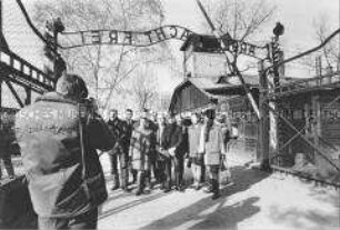 Gruppenbild vor dem Lagertor der Gedenkstätte Auschwitz