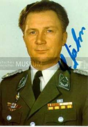 Handsignierte Postkarte von Sigmund Jähn (in NVA-Uniform)