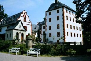 Gesamtansicht der unregelmäßigen Vierflügelanlage des Schlosses