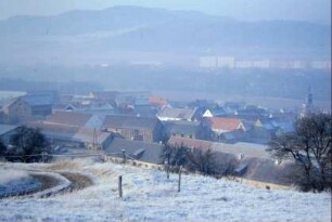 Ortsansicht von SO im Winternebel, südliche Dorfhälfte; Kirchturm,hinten Neubau Griesson-Plätzchenfabrik