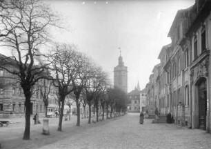Ansbach. Promenadenstraße mit Weißdorn-Allee. Blick zum Herrieder Tor
