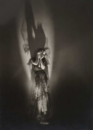 "With Shadows", Modell Miss Sheldon