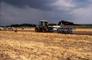 Fotografie: Traktor, Systemtraktor, Bodenbearbeitungsgerät, Volldrehpflug