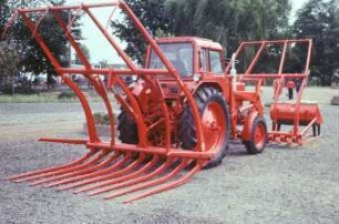 Traktor MTS 80 mit Zusatzgeräten
