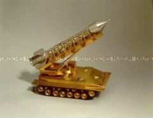 Modell einer Selbstfahrlafette mit Rakete