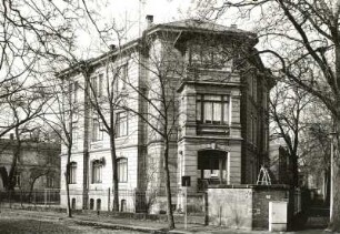Dresden-Neustadt, Nordstraße 13 / Ecke Löbauer Straße. Wohnhaus (1851/1900). Straßenansicht mit Einfriedung