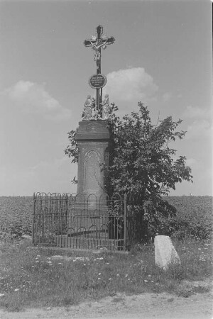 Wegkreuz in der katholischen Region in Oberlausitz. : Pólny křiž w katolskej kónčinje Hornjeje Łužicy.