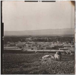 Landschaft mit Siedlung und Ruinen, Baalbek: Blick ins Tal