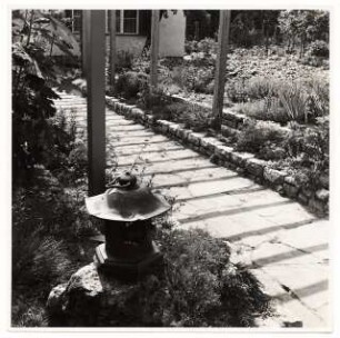 Garten Prof. Wilhelm Kempff, Potsdam: Laterne an der Pergola