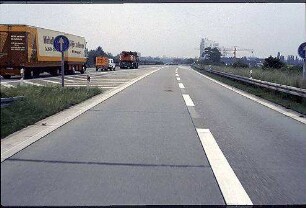 Ausfahrt aus Nebenfahrbahn West (Frankfurt Richtung Karlsruhe) zu Hauptfahrbahn West (Frankfurt Richtung Karlsruhe)