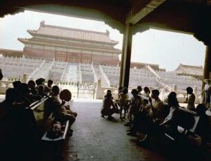 Wartende vor der Verbotenen Stadt (China 1959)