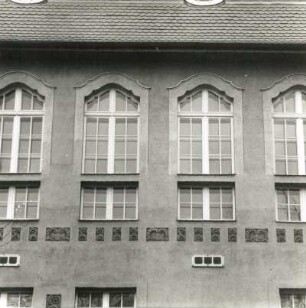 Cottbus, Sielower Straße 37. Sorbische Oberschule (ehemalige Lehrerbildungsanstalt; 1910, Erweiterung 1929), Fenster (1. Obergeschoss)
