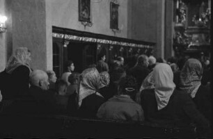 Maria Taferl: betende Frauen in der Bank, von hinten