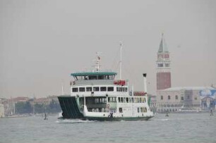 Autofähre auf der Lagune : Blick an einem diesigen Morgen auf eine Autofähre zum Lido vor dem Campanile am Markusplatz. Aufgenommen in Venedig am 13. Mai 2009