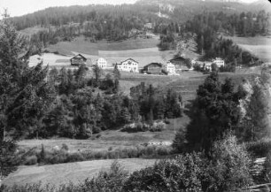 Gehöfte : Blick auf Gehöfte an einem Berghang, Höfe unter St. Jakob im Grödental