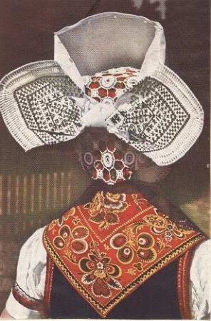 Mädchen mit rotbuntem Kattuntuch : Kleidung - Schleifer Tracht. Mädchen in der „lapka“ und mit rotem Miedertuch.