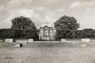 Dresden. Japanisches Palais. Teilansicht von Südwesten von den Elbwiesen aus