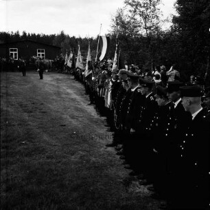 Volks- und Schützenfest: Schützenverein Klein Wesenberg und Umgebung von 1919 e.V.: Festplatz "Wesenberger Tannen": Aufmarsch der Schützenvereine: im Vordergrund rechts Feuerwehr: dahinter Fahnenträger: im Hintergrund Kutsche mit Schützenveteranen