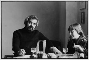 Der Maler Horst Hussel mit seiner Lebensgefährtin Koilman, ? in seiner Wohnung