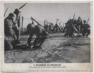 Bildtafel mit einem Pressefoto aus dem Zweiten Weltkrieg als Beilage der "Niedersächsischen Tageszeitung" (Serie 1609a, Bild 1)