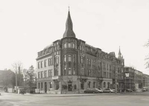 Radeberg, Wohnhaus : Radeberg. Wohnhaus mit Läden. Güterbahnhofstraße 1/ Ecke Schillerstraße. Um 1900. Eckansicht