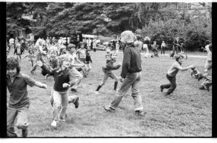 Kleinbildnegativ: Fest auf dem Mariannenplatz, Kindertheater Birne, 1977