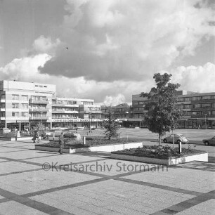 Rathausplatz: Blick Richtung Nordosten: in der Randbebauung hinten Johs. Schmidt Markt: Bildmitte Reeshoop (später Manfred-Samusch-Straße): vorne Rathausvorplatz