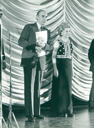 IFF 1974. Preisverleihung an Ted Kotcheff, Regie, und Giulietta Masina. Kanada Gold.