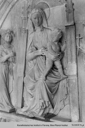 Markusportal : Thronende Madonna mit Kind zwischen zwei Engeln